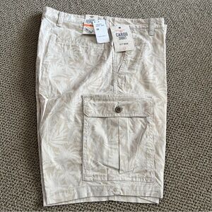 NWT-Dockers Men's beige palm leaf print cargo shorts-size 33, 10.5” inseam